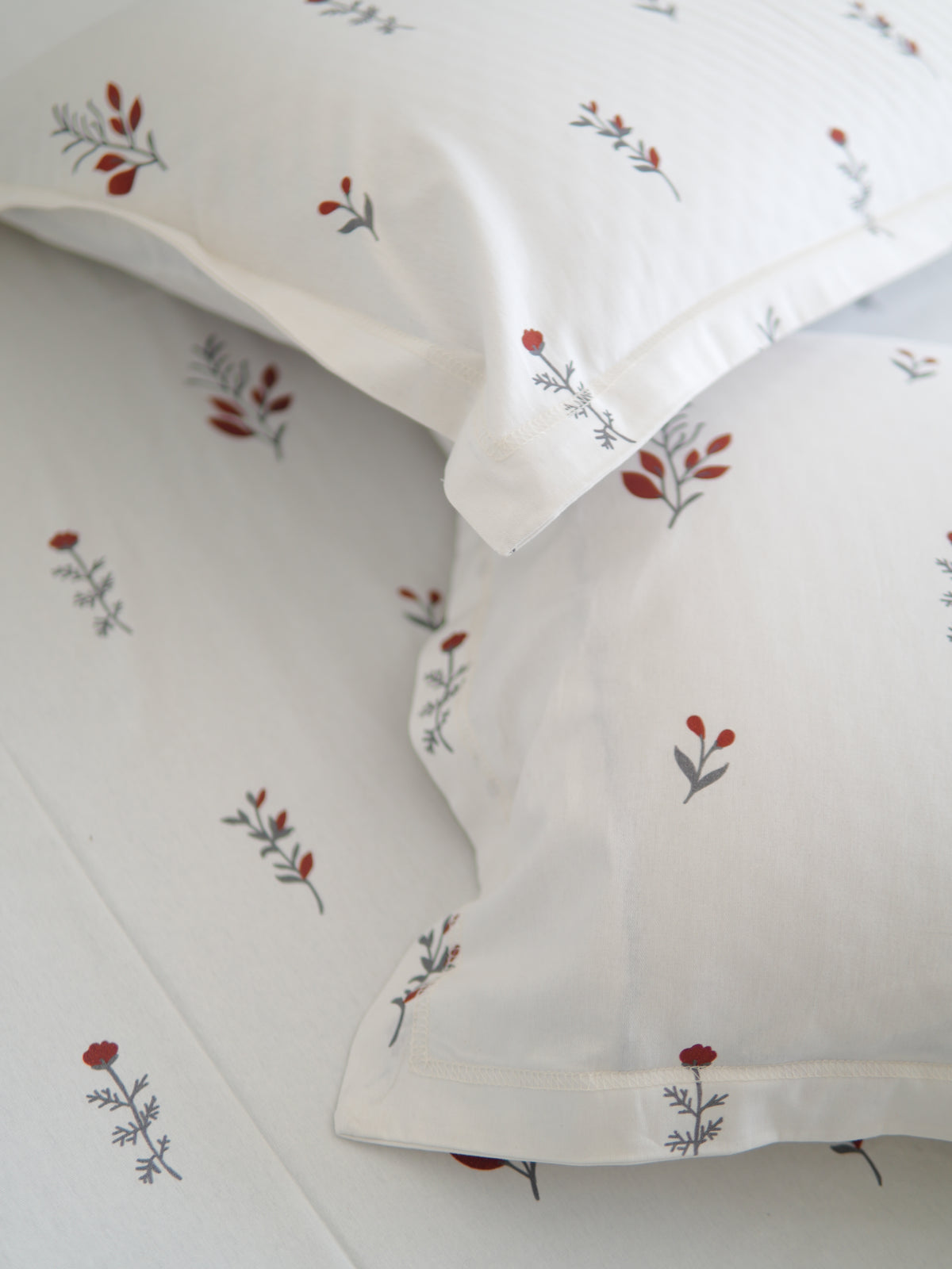 Floral_Pattern_Raat_Sukoon_Cotton_Bedsheet_White